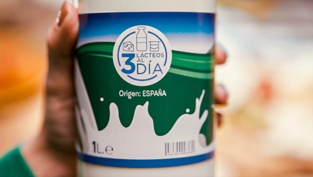 Envase de leche con etiqueta de lácteos de origen español