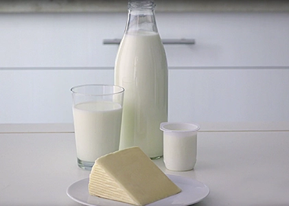 Productos lácteos como leche, queso y derivados sobre mesa