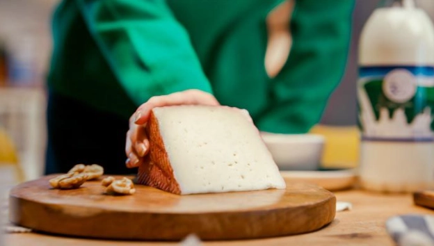 Queso de origen español sobre tabla de madera listo para consumo