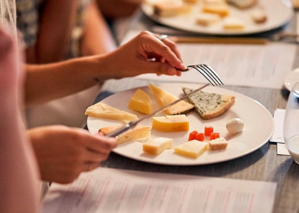 Tabla de quesos variados en degustación gastronómica